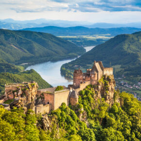 6 Tage 4.5* Donau-Flusskreuzfahrt ab Passau mit Vollpension, Wellness & Specials ab 389€ 6 Tage 4.5* Donau-Flusskreuzfahrt ab Passau mit Vollpension, Wellness & Specials ab 389€