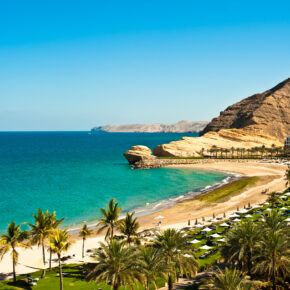 Wüste, Gebirge und traumhafte Buchten im Oman: 8 Tage im TOP 4* Strandresort mit Frühstück, Flug & Transfer nur 752€