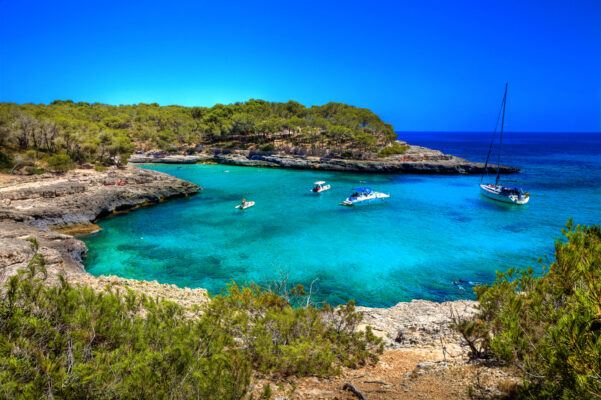 Mallorca Strand mit Segelboot