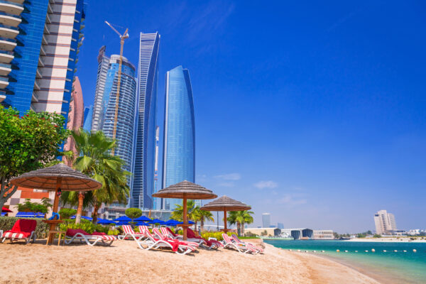 Abu Dhabi Strand mit Skyline