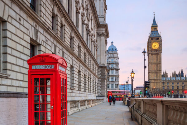 Rote Telefonzelle in London vor Big Ben