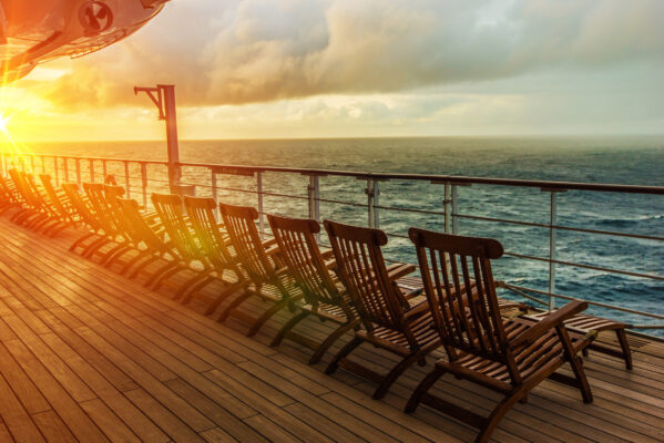 Kreuzfahrt an Deck bei Sonnenuntergang