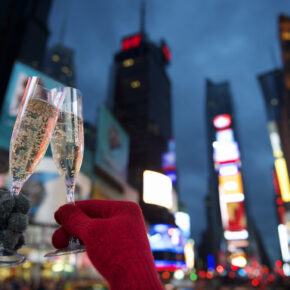 Silvester in den Staaten: 6 Tage New York im zentralen 4* Hotel mit Direktflug & Hudson-Cruise nur 1.299€ Silvester in den Staaten: 6 Tage New York im zentralen 4* Hotel mit Direktflug & Hudson-Cruise nur 1.299€