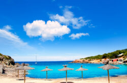 Vamos a la playa: 5 Tage Ibiza im TOP 4* Hotel direkt am Strand mit Frühstück & Flug für...