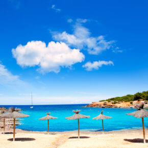 Vamos a la playa: 5 Tage Ibiza im TOP 4* Hotel direkt am Strand mit Frühstück & Flug für 393€