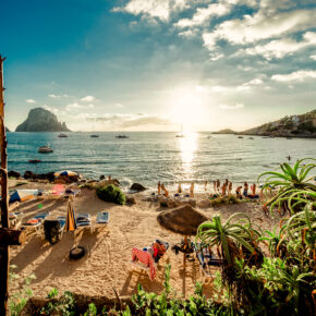 Traumurlaub auf Ibiza: 5 Tage im strandnahen 4* Hotel mit Frühstück & Flug nur 152€