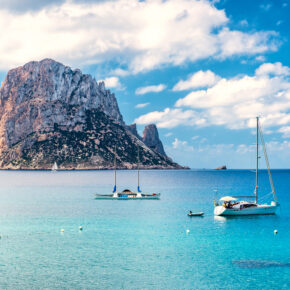 Frühbucher Ibiza: 5 Tage im TOP 4* Hotel am Strand mit Halbpension, Flug & Transfer nur 424€