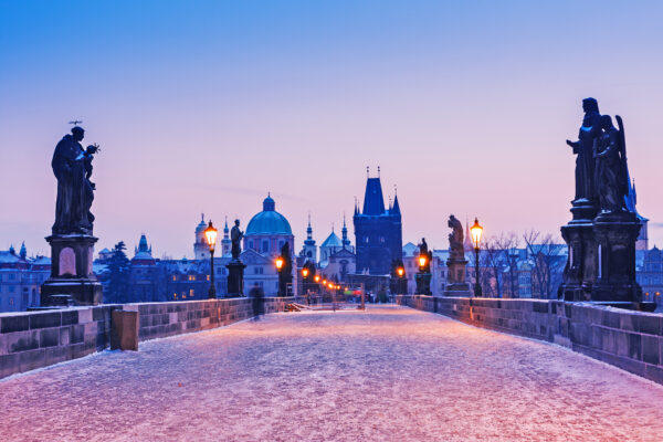 Prag Karlsbrücke im Winter