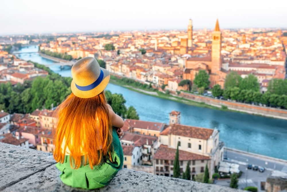 Verona Frau genießt Aussicht