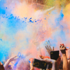 Gutschein: 2 x Holi-Gaudy-Festival Karten inkl. 2 Farbbeutel für 24,70 € Gutschein: 2 x Holi-Gaudy-Festival Karten inkl. 2 Farbbeutel für 24,70 €