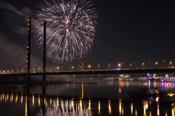 Düsseldorf Nacht Feuerwerk