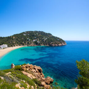 Frühbucher 2023: 8 Tage Ibiza mit guter Unterkunft in Strandnähe für 161€