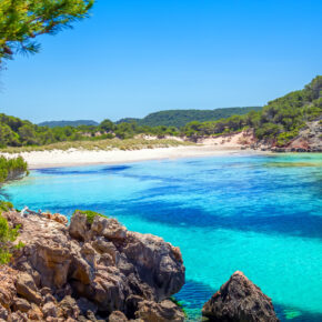 Menorca: 8 Tage im 3* Hotel mit Halbpension, Flug, Transfer & Zug für 450€