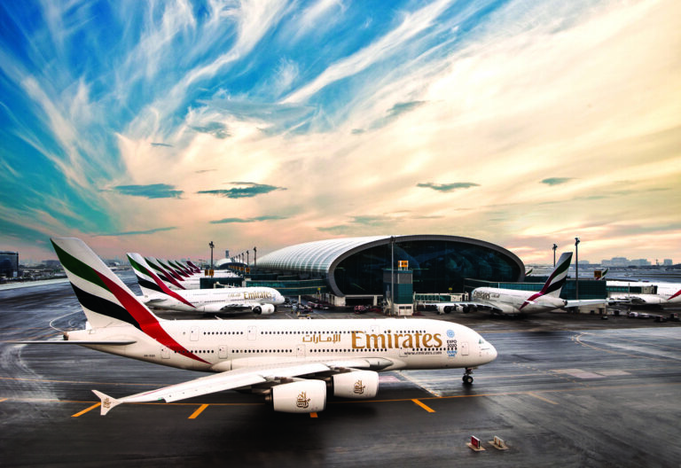 Emirates Flugzeug am Flughafen von Dubai.