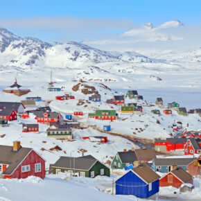 Winterwunderland: 10 Tage Erlebnisreise in Grönland mit Iglu-Übernachtung, Schneemobilfahrt, Unterkunft, Verpflegung, Flug & weiteren Extras für 3699€