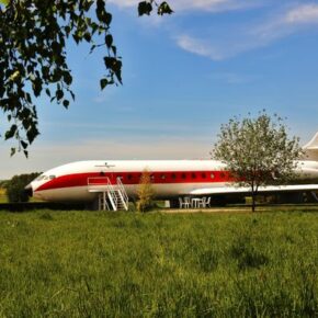 Fancy: 2 Tage in einem ehemaligen französischen Flugzeug in La Chapelle aux Boi für 57,50€ Fancy: 2 Tage in einem ehemaligen französischen Flugzeug in La Chapelle aux Boi für 57,50€