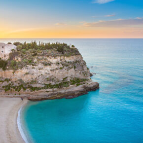 Sonne tanken in Kalabrien: 8 Tage in Tropea mit 3* Hotel, Frühstück & Flug nur 157€