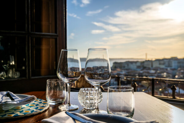 Portugal Lissabon Restaurant mit Aussicht auf den Fluss Tejo