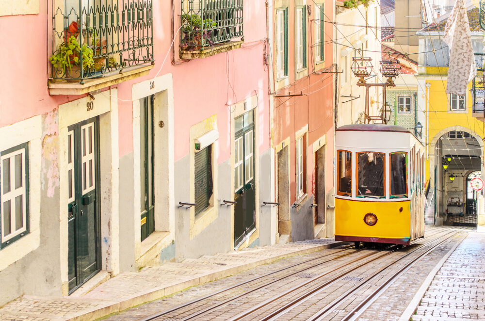 Tram fährt durch die Altstadt von Lissabon