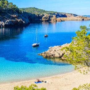 Dieses Jahr geht’s nach Ibiza: 7 Tage im TOP 3* Strandhotel mit Frühstück & Flug ab 392€