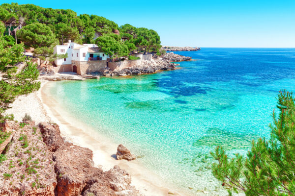 Mit den HLX Gutscheincodes erhaltet Ihr Rabatt auf Strandurlaub, wie hier an der traumhaften Cala Gat auf Mallorca.