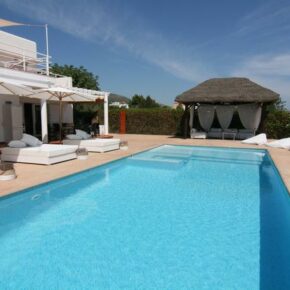 Chillen auf Ibiza: 8 Tage im eigenen Ferienhaus mit Meerblick & Pool ab 192€ p.P.