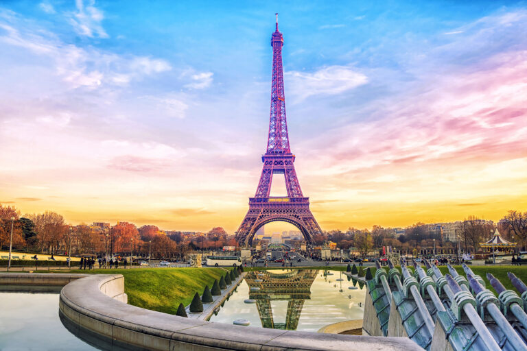 Frankreich Paris Eiffelturm lila erleuchtet