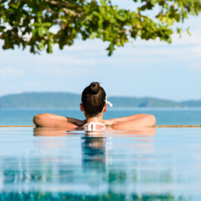 Thailand Krabi Frau Pool