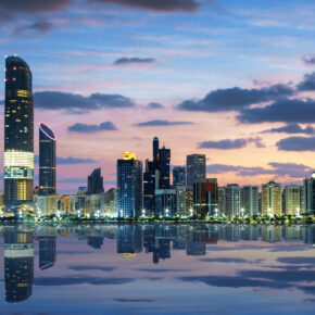 Reise nach Abu Dhabi: 8 Tage im TOP 4* Hotel in Strandnähe mit Flug für 317€