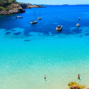 Ab nach Ibiza: 8 Tage Inselurlaub im sehr guten 4* Hotel in Strandnähe & Flug nur 284€
