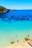 Ab nach Ibiza: 8 Tage Inselurlaub im TOP 4* Hotel in Strandnähe & Flug nur 226€