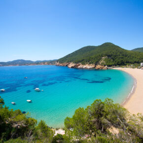 Ibiza-Knaller: 8 Tage auf der Insel im guten Hotel in Strandnähe & Flug für 144€