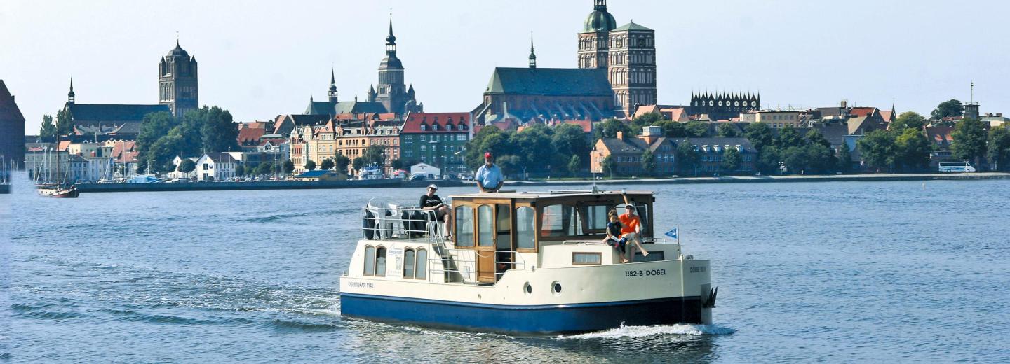 hausboot mit hund mecklenburgische seenplatte