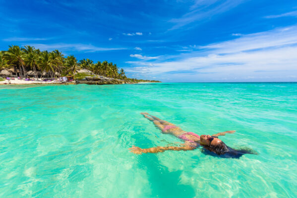 Mexiko Tulum Frau im Wasser