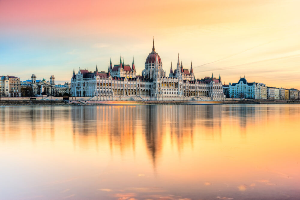 Ungarn Budapest Parlament Sonnenlicht