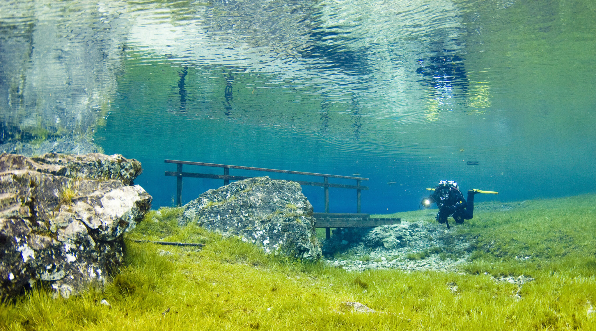 Ресторан зеленое озеро. Грюнер-зе озеро в Австрии. Австрия зеленое озеро подводный парк. Зеленое озеро дайвинг. Озеро Синявино подводный парк.