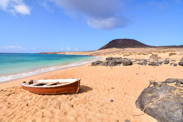 Strandurlaub wie hier in auf Lanzarote am La Graciosa Strand könnt Ihr bei HLX buchen und Euch mit HLX Rabattcodes Preisvorteile sichern