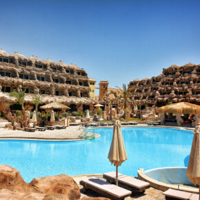 Ägypten: 8 Tage Hurghada im 5* Caves Beach Resort mit All Inclusive, Flug & Transfer nur 554€