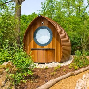 Luxus-Glamping: 3 Tage in eigener Holzhütte mit Frühstück & Extras für 139€ Luxus-Glamping: 3 Tage in eigener Holzhütte mit Frühstück & Extras für 139€