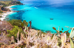 Günstiger Strandurlaub in Italien: 8 Tage Kalabrien im tollen 3* Hotel mit Flug ab 240€