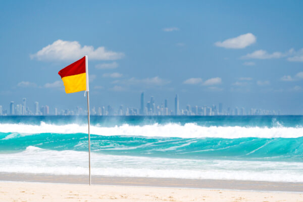 Gelb-rote Flagge Strand