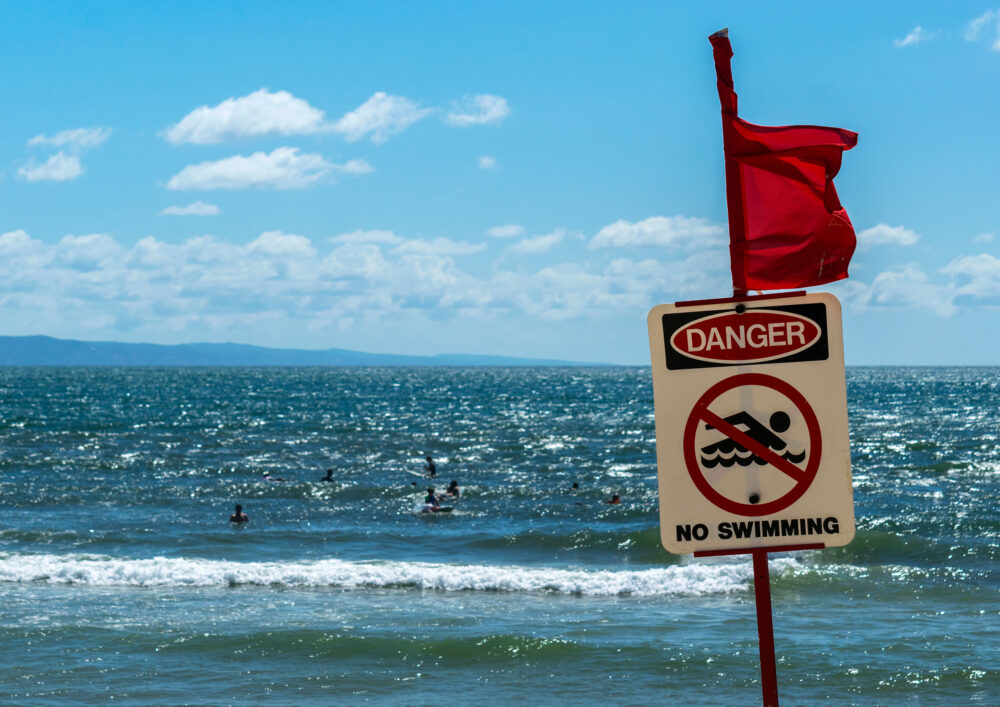 Rote Flagge Strand