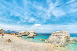 Bella Italia: 6 Tage Sardinien im 4* Hotel am Meer mit Halbpension, Flug & Zug nur 552€