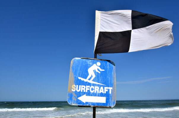 Schwarz Weiß Flagge Strand