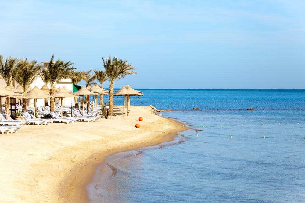 Ägypten Strand Sonnenschirme Palmen