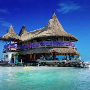 Casa en el Agua: Das schwimmende Hostel in der Karibik