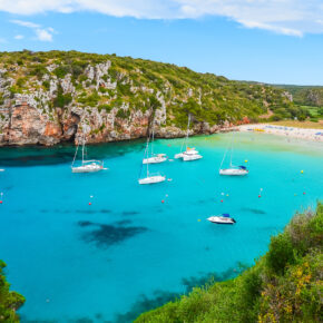 Last Minute: 7 Tage Menorca im guten 5* Hotel mit All Inclusive, Flug, Transfer & Zug nur 297€