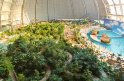 Strandparadies: 2 Tage Tropical Islands inkl. Eintritt ins Erlebnisbad für den gesamten Aufen...