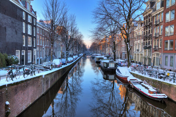 Niederlande Amsterdam Kanal Schnee