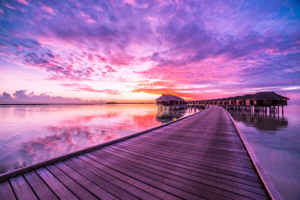 Ein Sonnenuntergang auf den Malediven in einem Resort